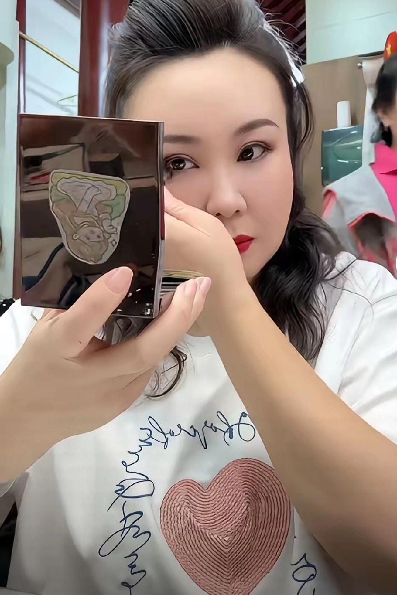 王亮和小二在直播掐得鱼死网破，人家琳琳妈该干嘛干嘛。工作生活两不误，画精致的装容