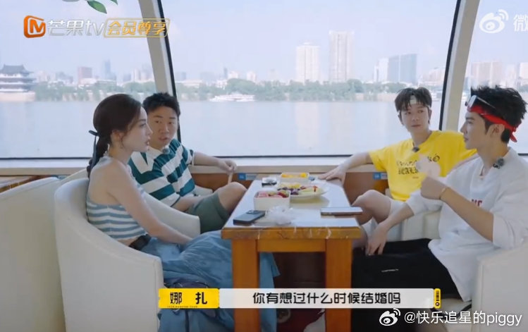 #娜扎说随时想结婚# 娜扎的婚恋观好真实[哇]敢爱敢恨，遇到合适的人就直接结婚，