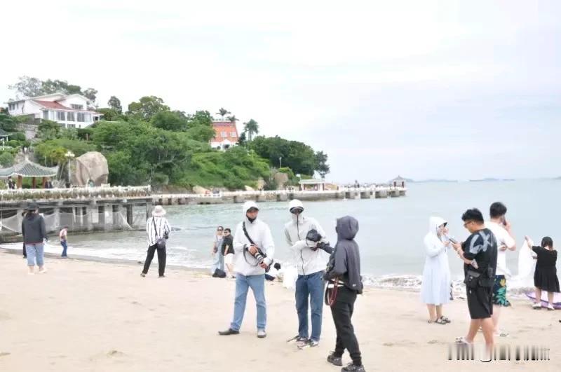 分享一张相册里随手拍的天空鼓浪屿海滩上，有几个专门为游客抓拍摄影的，给游客看了满