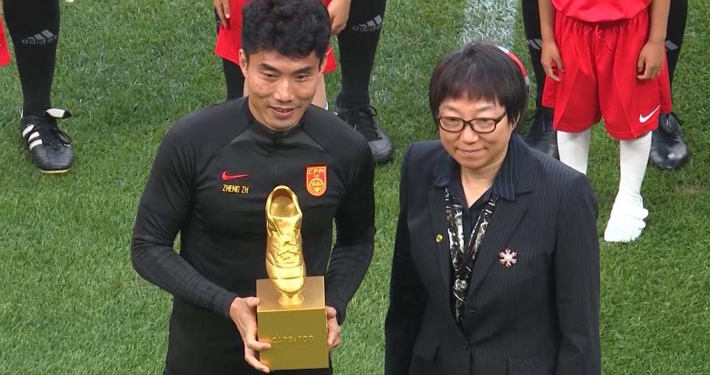 北京时间6月16日，在国际足球热身赛中，国足坐镇大连迎战缅甸队。赛前，中国足协为