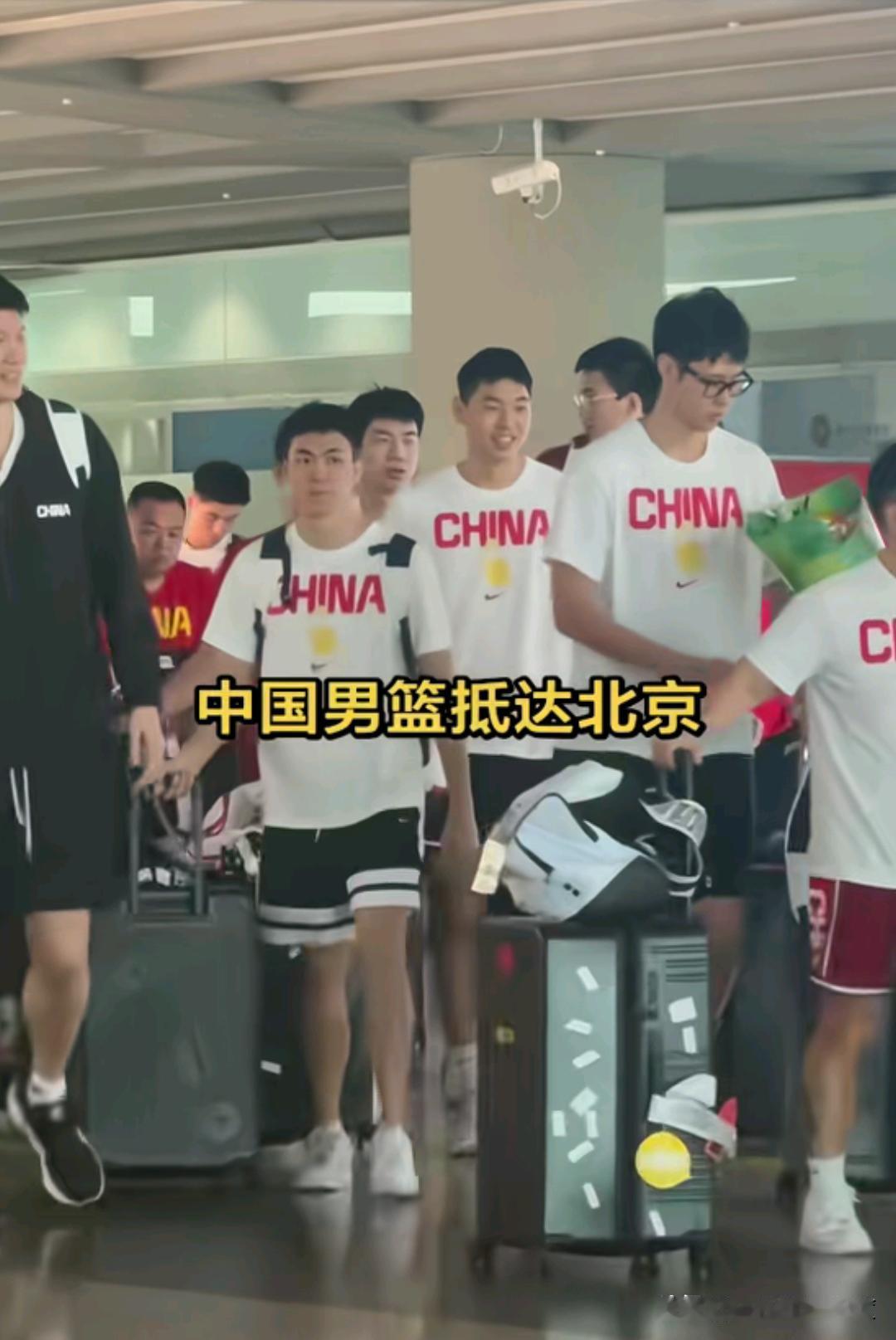 这是男篮亚运比赛回来落地北京的现场情景，每个人脸上都洋溢着卸下重担后的轻松，可以