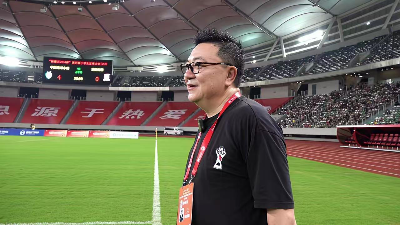 应该问问董路先生，组织参加这种比赛，他挣不挣钱？签不签协议？有孩子或者家长觉得有