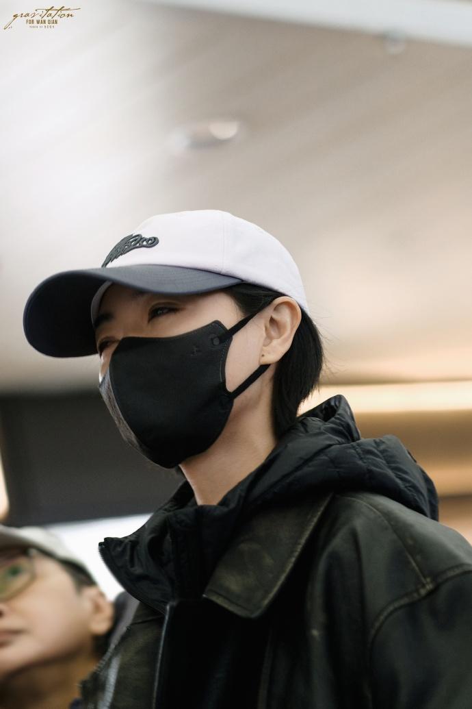 今天万茜现身机场，她这回搭配的很有潮流时尚之美，看起来也特别的显年轻。

万茜里