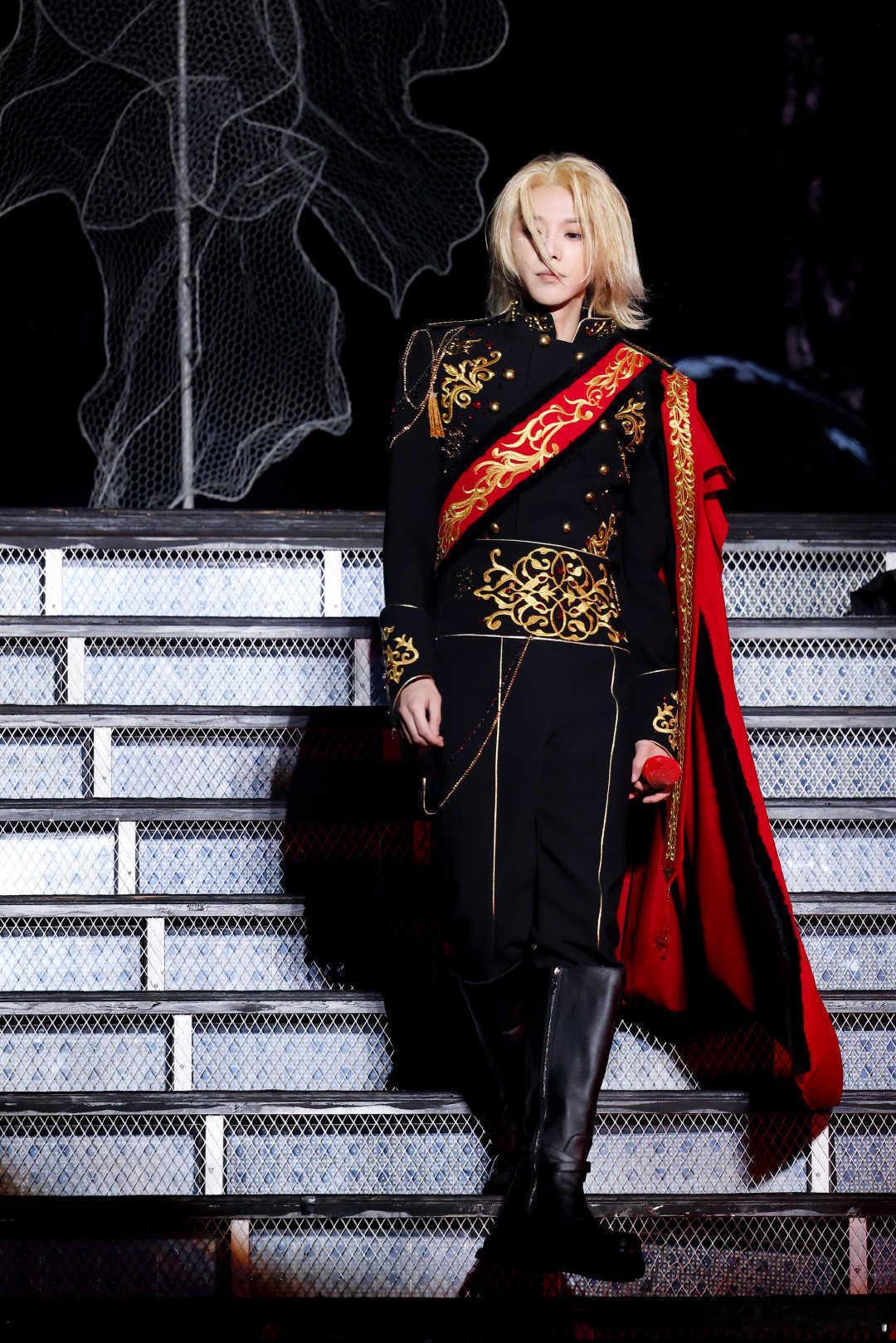 华晨宇离观众近到被添加AI提示 海口演唱会的互动也太让人羡慕了，华晨宇近距离对着