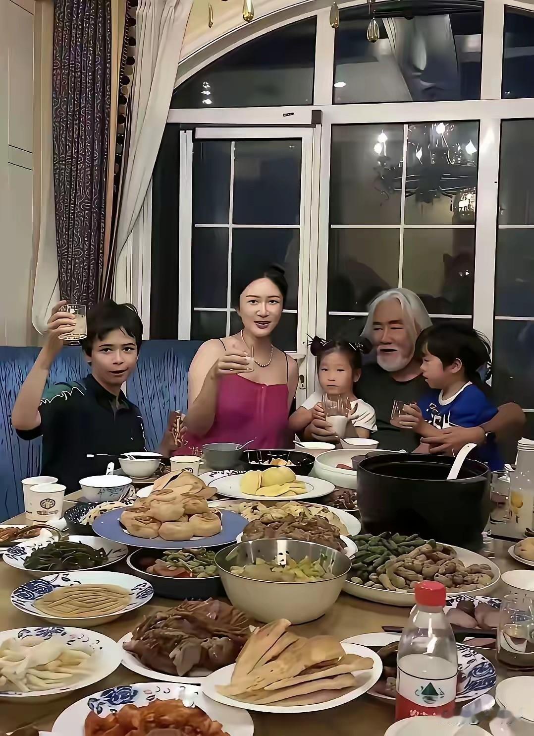 这一大桌子菜，老少几个人能吃完吗？