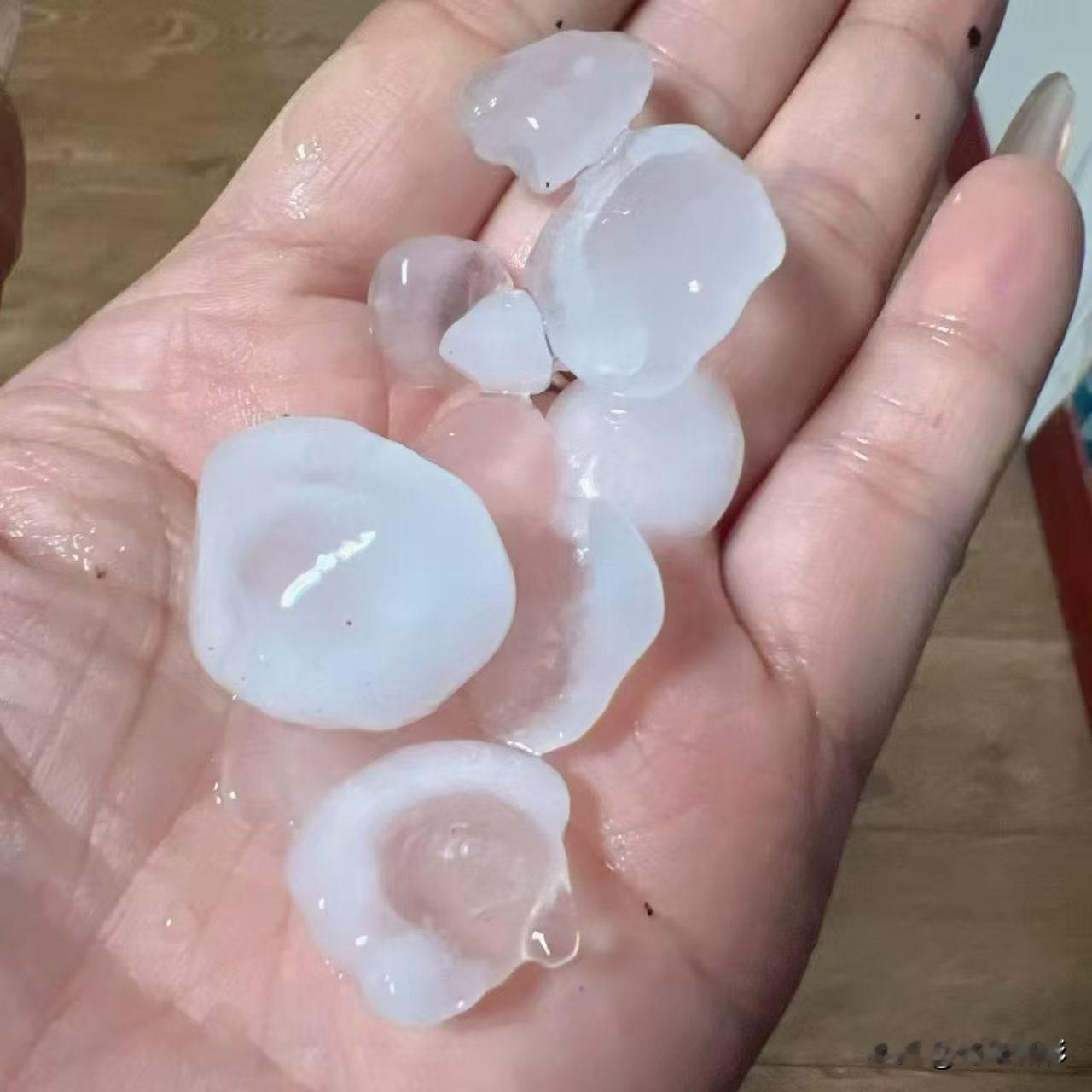 武汉昨夜的狂风暴雨，电闪雷鸣的真吓人，白天穿短袖，夜里下冰雹，又多了很多失眠伤心