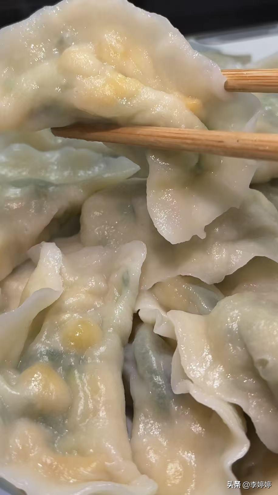 我现在呀，基本上所有的蔬菜最喜欢吃的就是韭菜了，烤韭菜也非常的好吃。


那真的