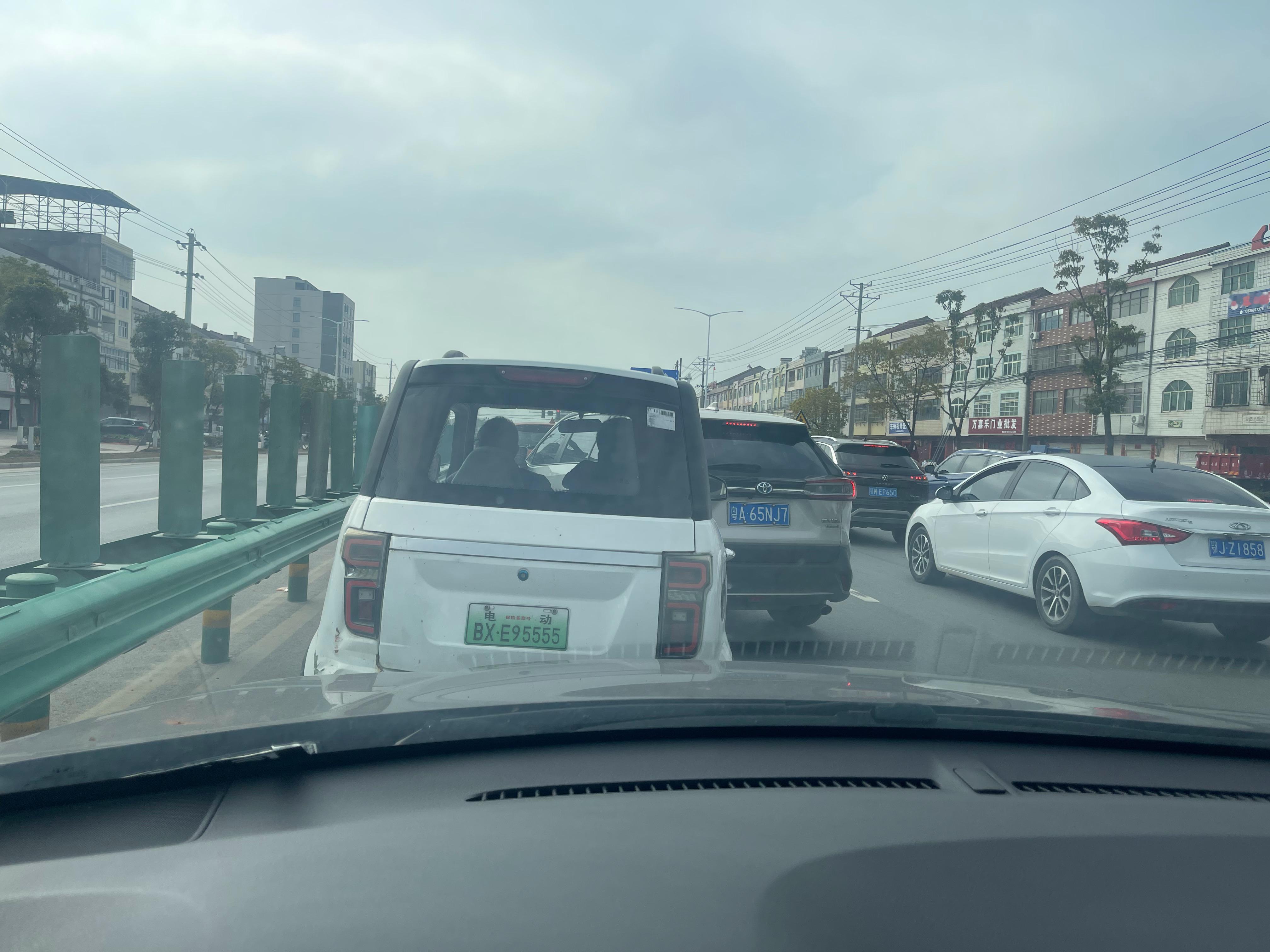 强行加塞的广州牌司机 武穴