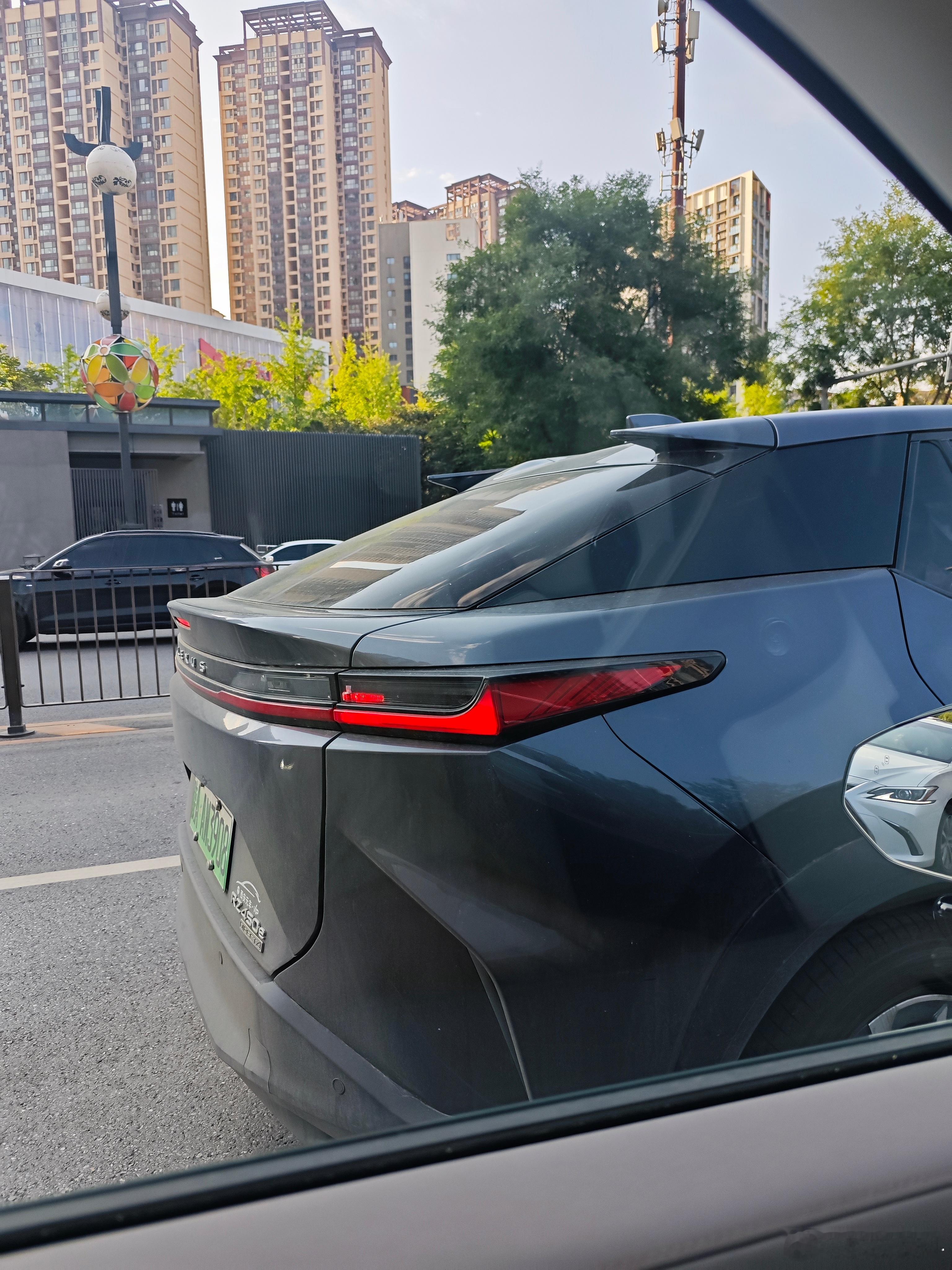 比较稀有的纯电车，雷克萨斯的RZ450E，后面两个犄角比较有辨识度。 ​​​