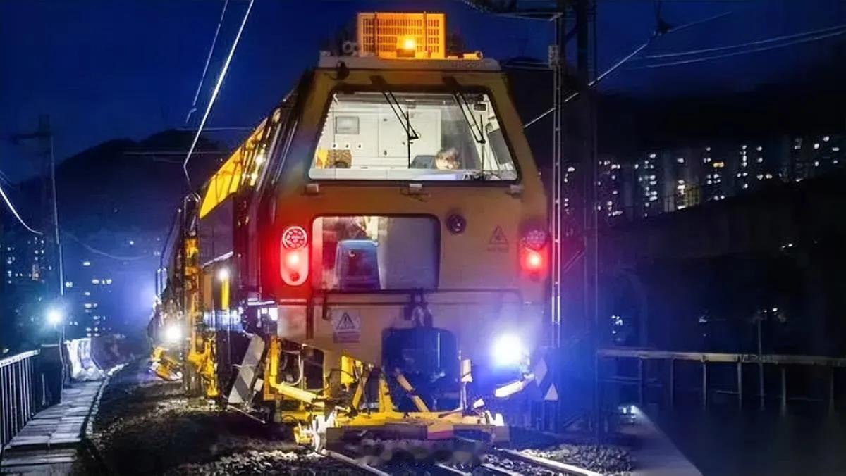 11条人命换的教训！

铁路事故背后藏着啥？

11人在铁路曲线段作业遇难，惯性