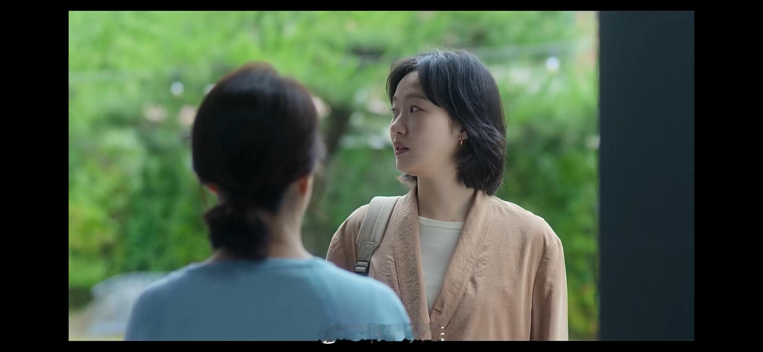 高银妹子新剧衣服争议很大啊我个人很喜欢 穿上一定很舒服，而且半身镜头又漂亮又高级