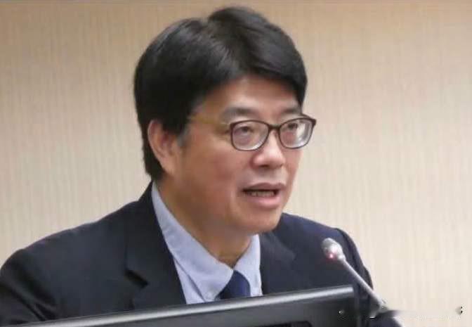 民进党高层干部家属，涉嫌走私被关在广东。

这事一出，岛内外都炸了锅。

大家最