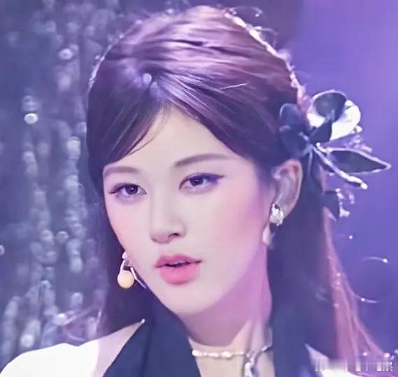 真是相似不可怕谁丑谁尴尬，赵露思还是赶紧改改自己的风格吧和鞠婧祎相比简直不值一提