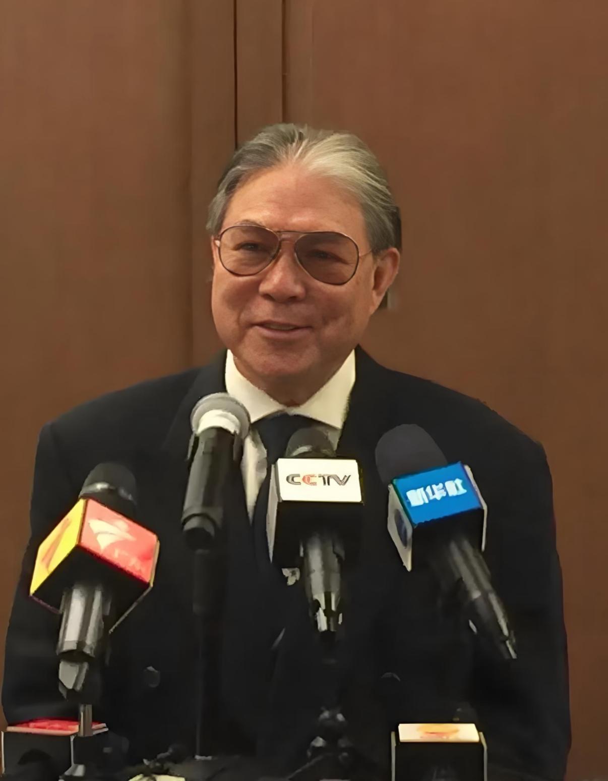 果不其然！

霍震霆一喊大湾区申奥。

巴赫就火速点头，这波默契看得人直呼套路深