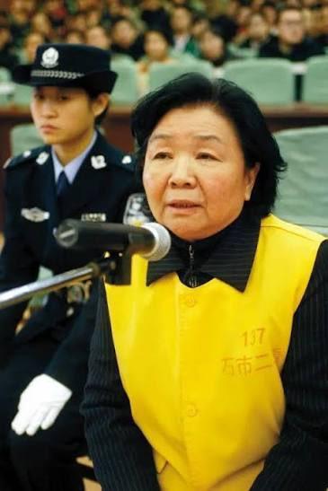三鹿毒奶粉事件过去十几年，主犯田文华的减刑消息，至今仍让很多人意难平。
 
当年