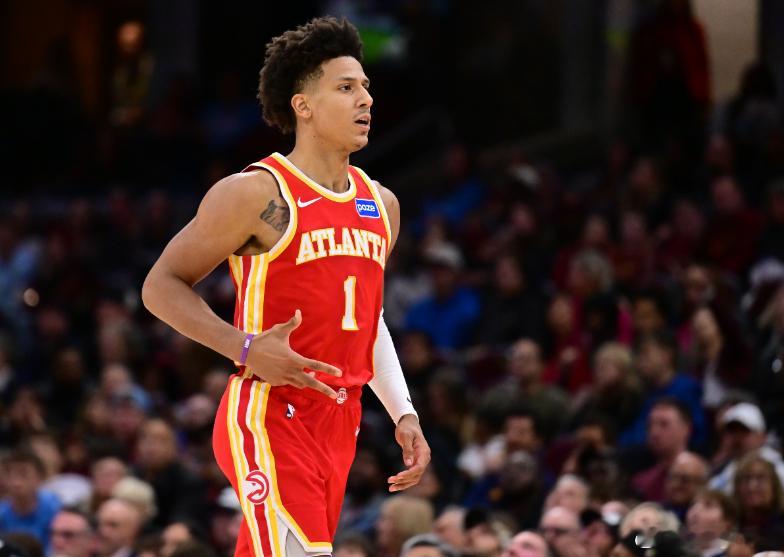 NBA常规赛，老鹰对阵尼克斯。比赛来到第二节，老鹰主将杰伦·约翰逊已送出6记助攻