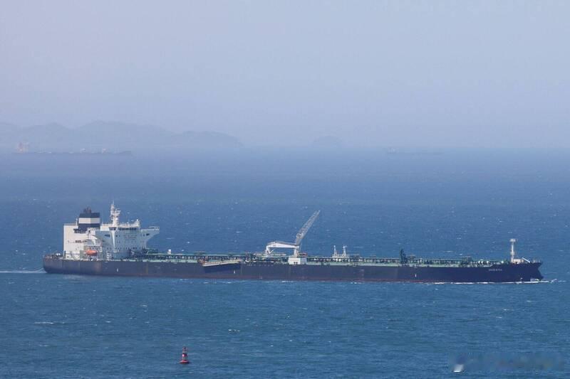 霍尔木兹海峡通行受阻 多艘油轮“隐蔽航行”冒险穿越海外新鲜事美以伊冲突 在部分商