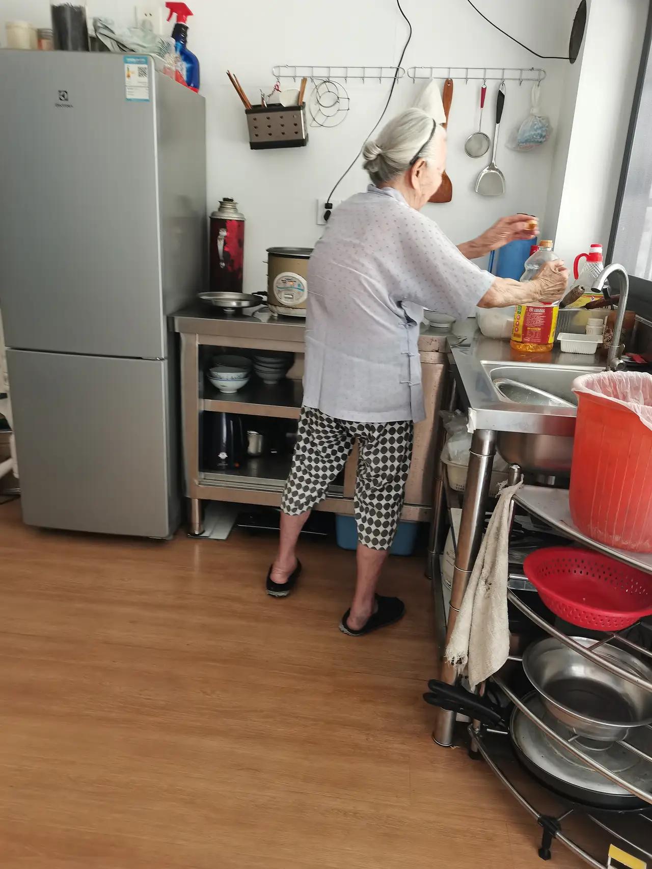 照顾高龄老人是责任也是挑战。
身体上，要多关注他们的健康。定期带老人体检，及时调