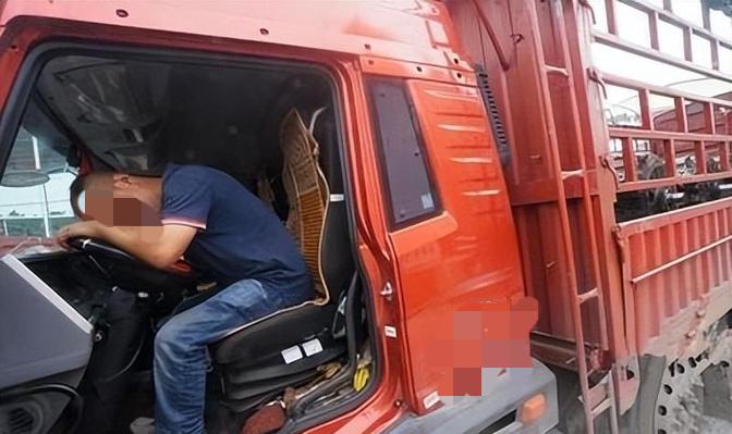 河南焦作，54岁司机在服务区休息时，在车内突发疾病死亡。涉事车辆属于一公司名下，