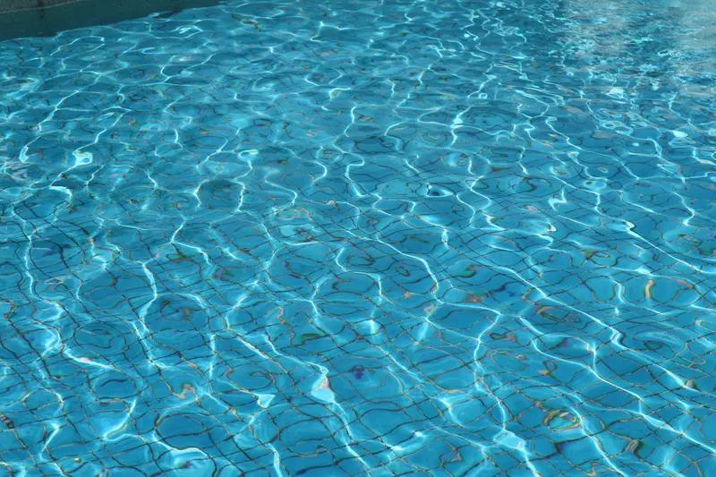 2月2日，男孩用水桶装泳池水“畅饮”，妈妈隔着玻璃喊停，孩子没听到，网友隔着屏幕