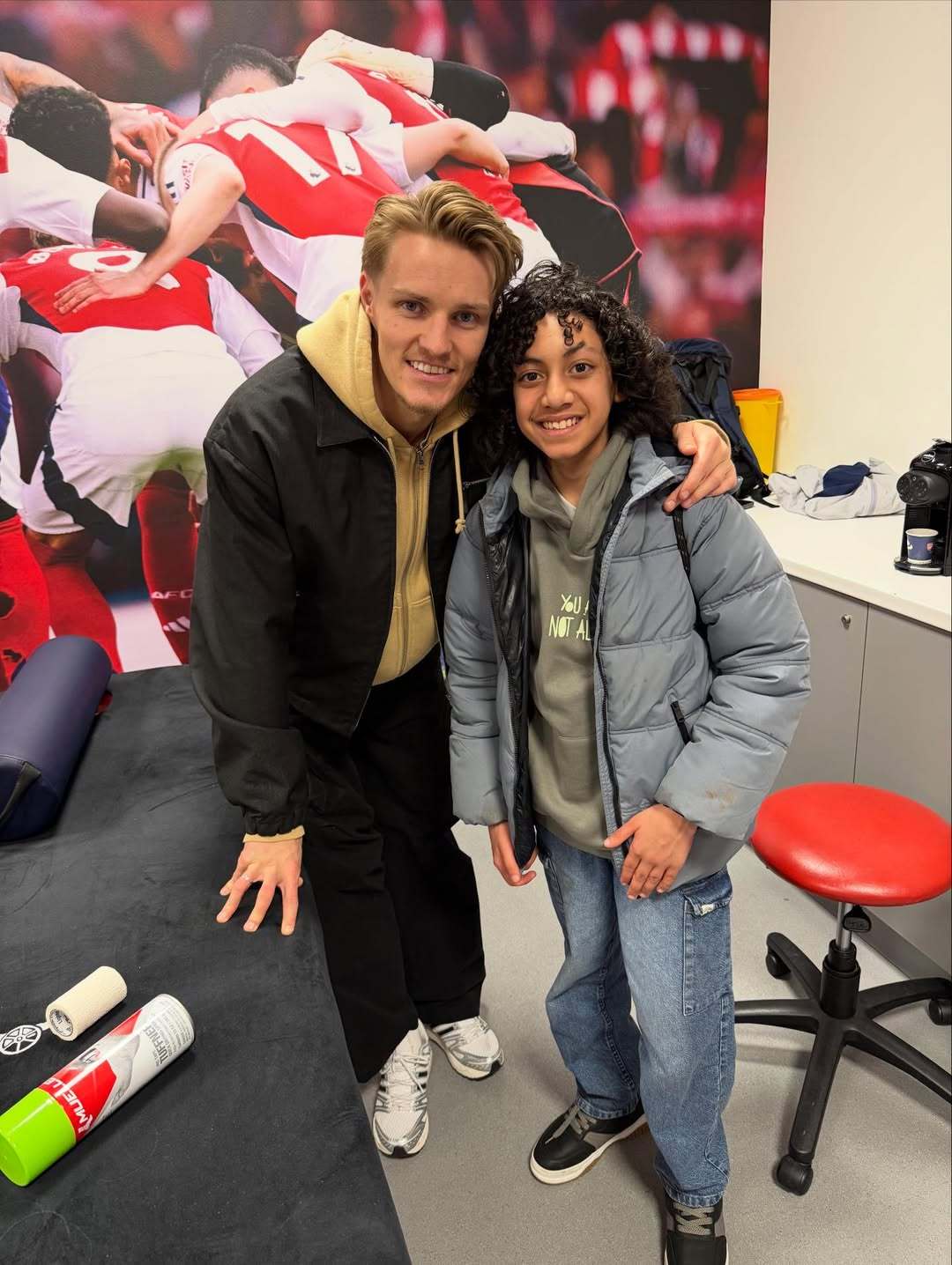 厄德高和埃尔内尼的儿子合影📸阿森纳2比1切尔西 英超联赛 阿森纳