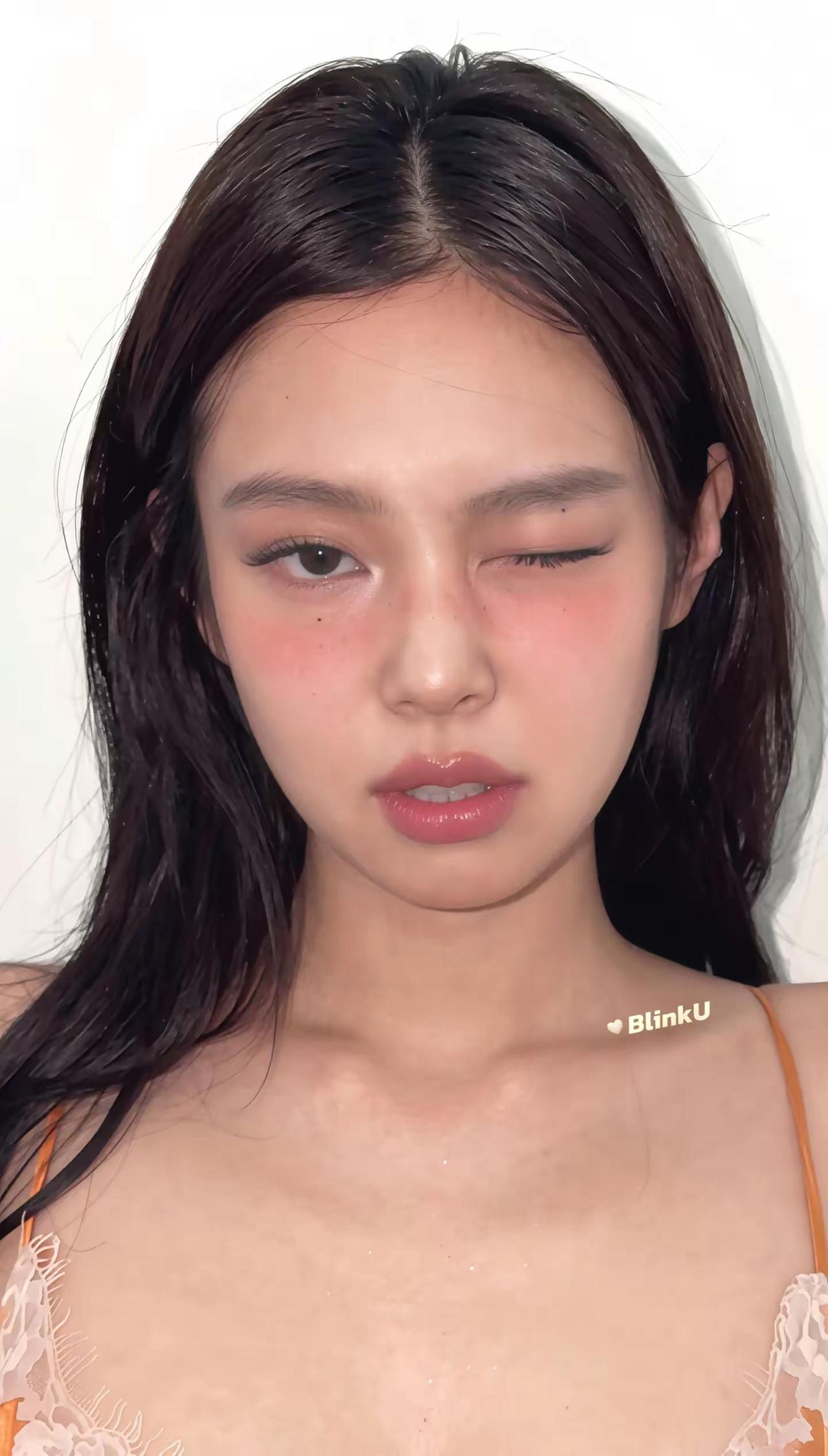 🍊。世界纷纷扰扰，小猫认真工作Jennie jennie金智妮 金智妮 杂志