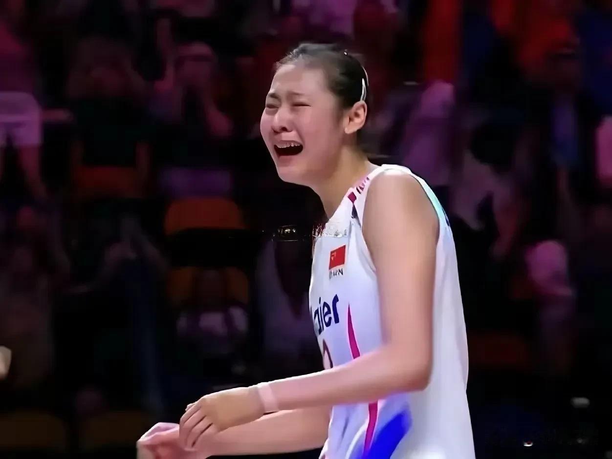 决胜局14‑13！18岁替补小将扣下绝杀球，硬生生赢下美国队！
 
打到第五局的