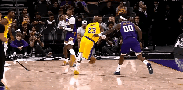 詹姆斯怎么也想不明白，这球为什么没进？
我想了一下，大概是节奏不对吧，怎么看都是