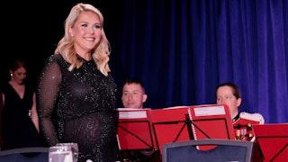 美国白宫记者晚宴4月25日发生枪击事件，特朗普紧急撤离。巧合的是，当日同样有出席