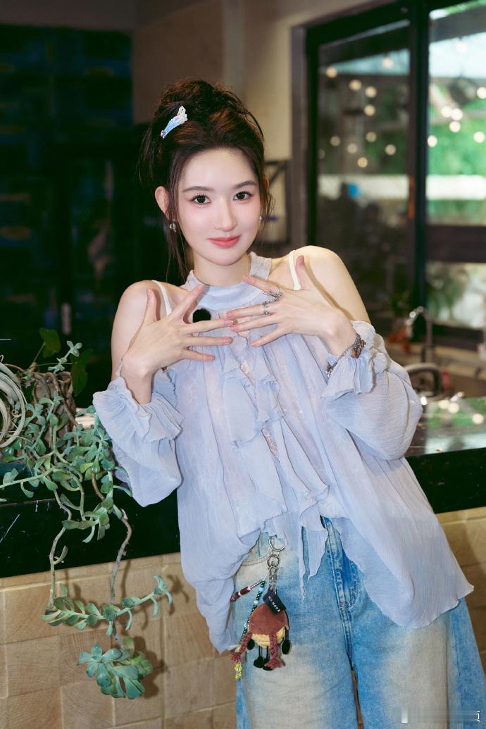 王玉雯好元气一女的王玉雯高颅顶发型王玉雯高颅顶发型真的是活力满满呀，咱们王姐真的