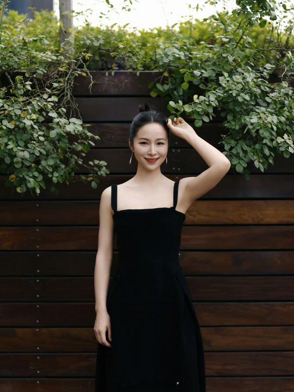 江一燕离婚以为是霍思燕，仔细一看是江一燕，真有点分不清！还有的在说杜江，人家两口