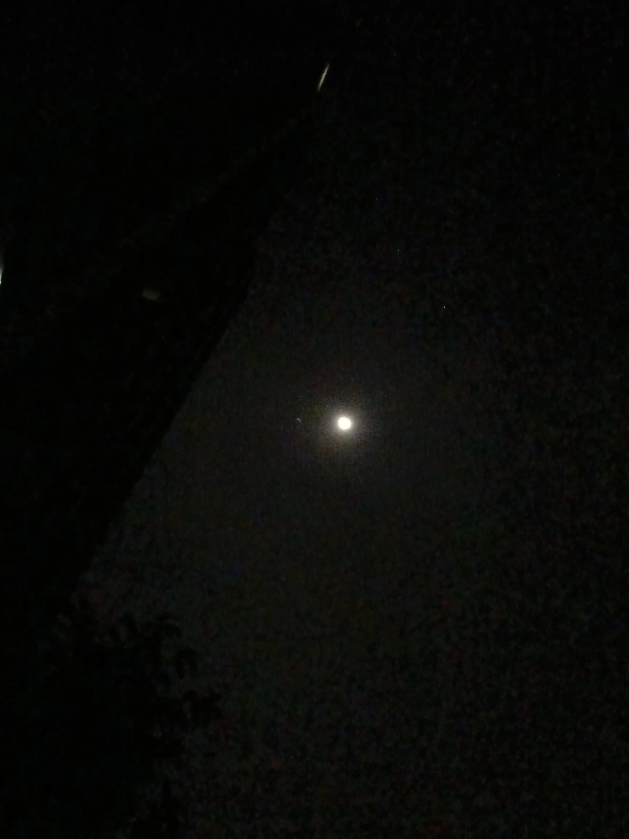 繁星点点，月半弯