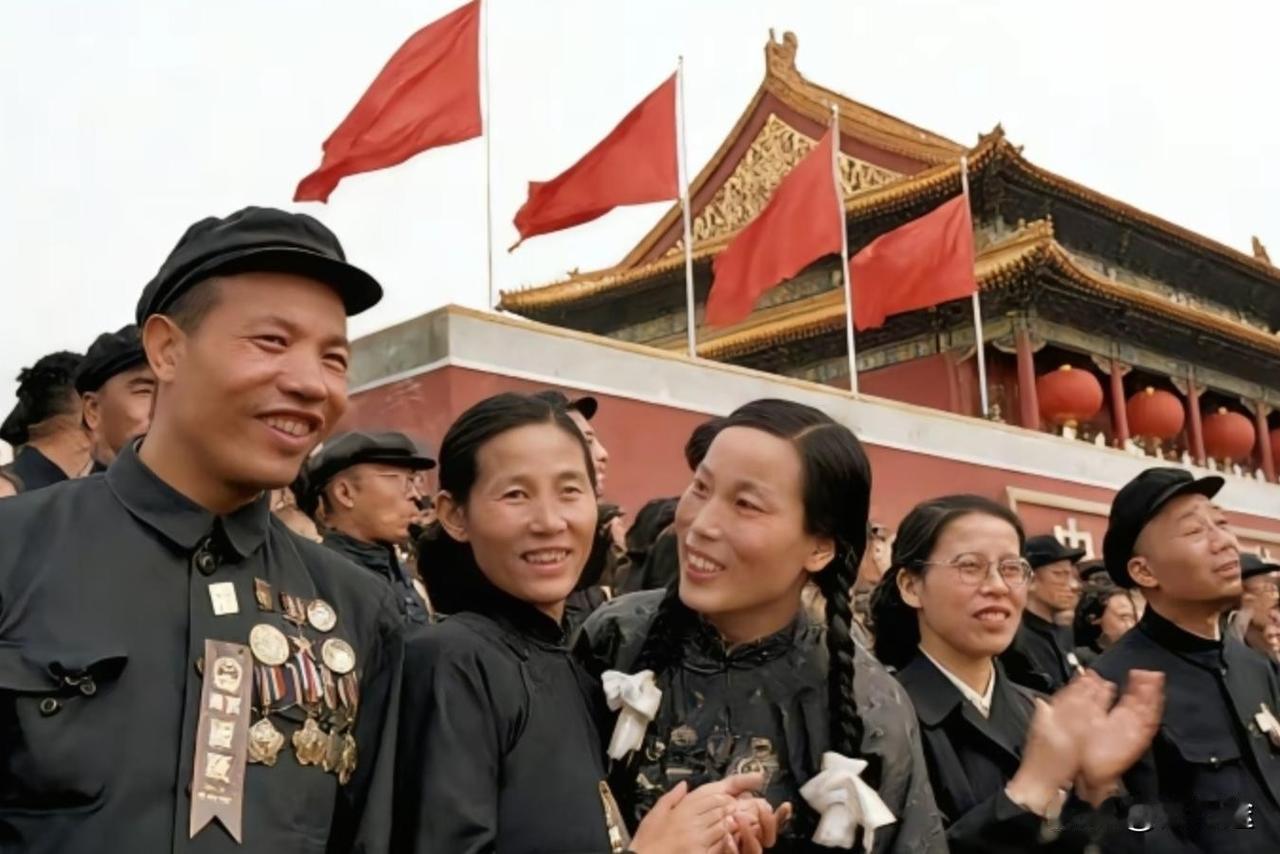 1954年10月1日，刘胡兰烈士的母亲胡文秀前左二受邀，出席第一届全国人民代表大