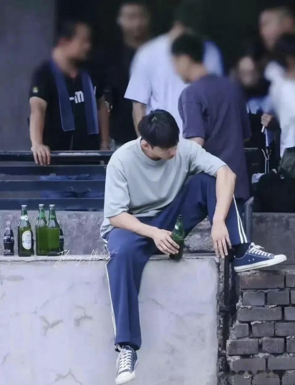 三十多岁的黄景瑜，其青春活力与年轻心态让人感到惊喜。虽然岁月的脚步无法避免，但他