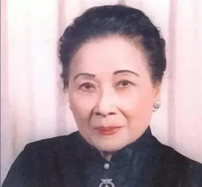 1996年，李登辉上台后撤掉蒋氏父子陵墓守卫，还纵容破坏蒋介石雕像，宋美龄得知后