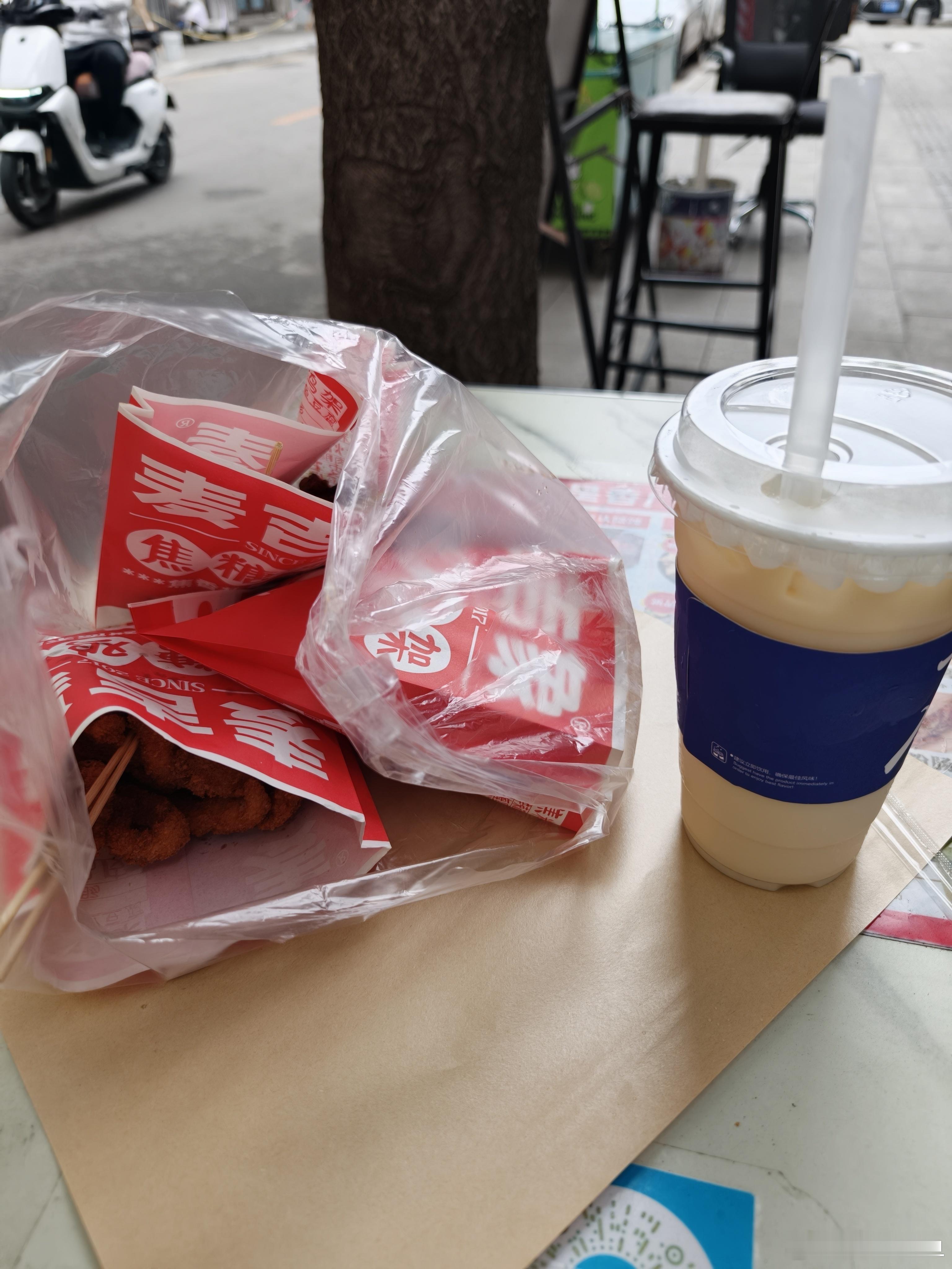 路边吃鸡柳。 沈阳·怀远门