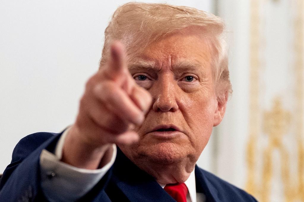 刚刚通完电话，还邀请马杜罗访美，特朗普转身即发文要全面封锁委内瑞内领空，特朗普为