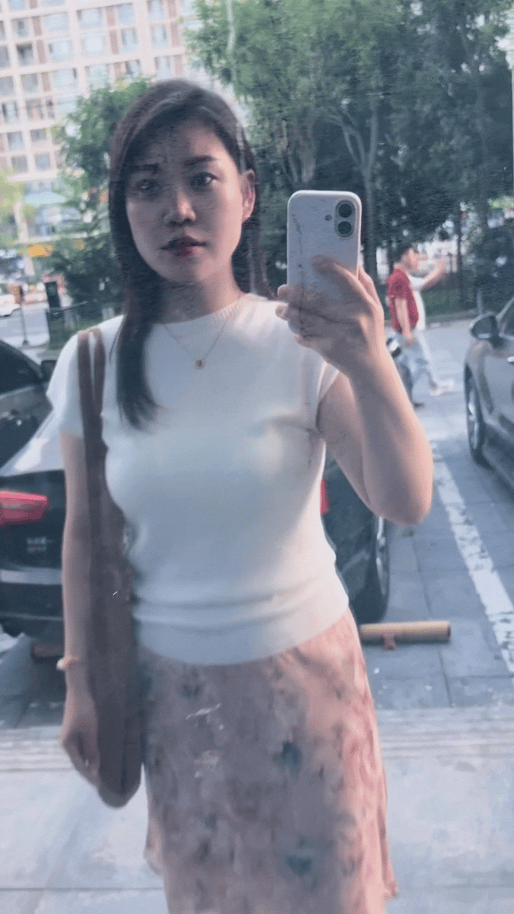自信的女人就是这样的，看到镜子就会想自拍！