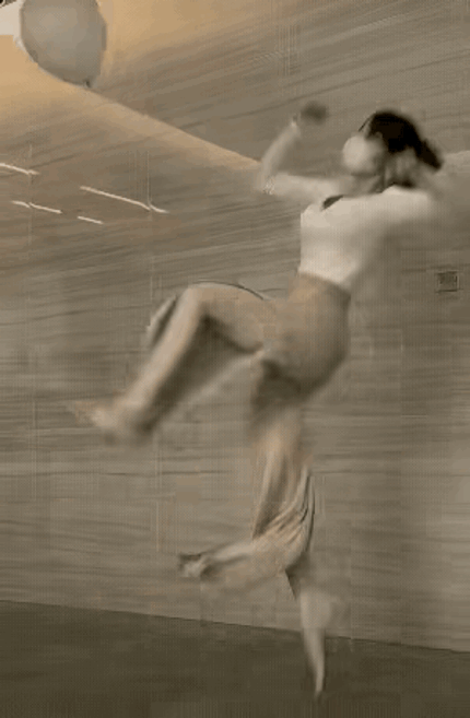 一看就是练过的，
我估计一招都接不住。