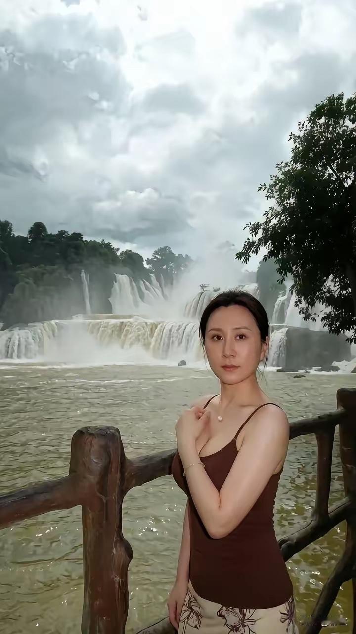 看到一张照片
照片的背景很熟悉
但是一时又想不起是哪里的瀑布
网友们没有人认识啊