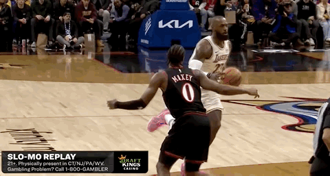 湖人险胜76人詹姆斯关键时刻连得10分他是老了不是不行了！如何评价今天的詹姆斯：