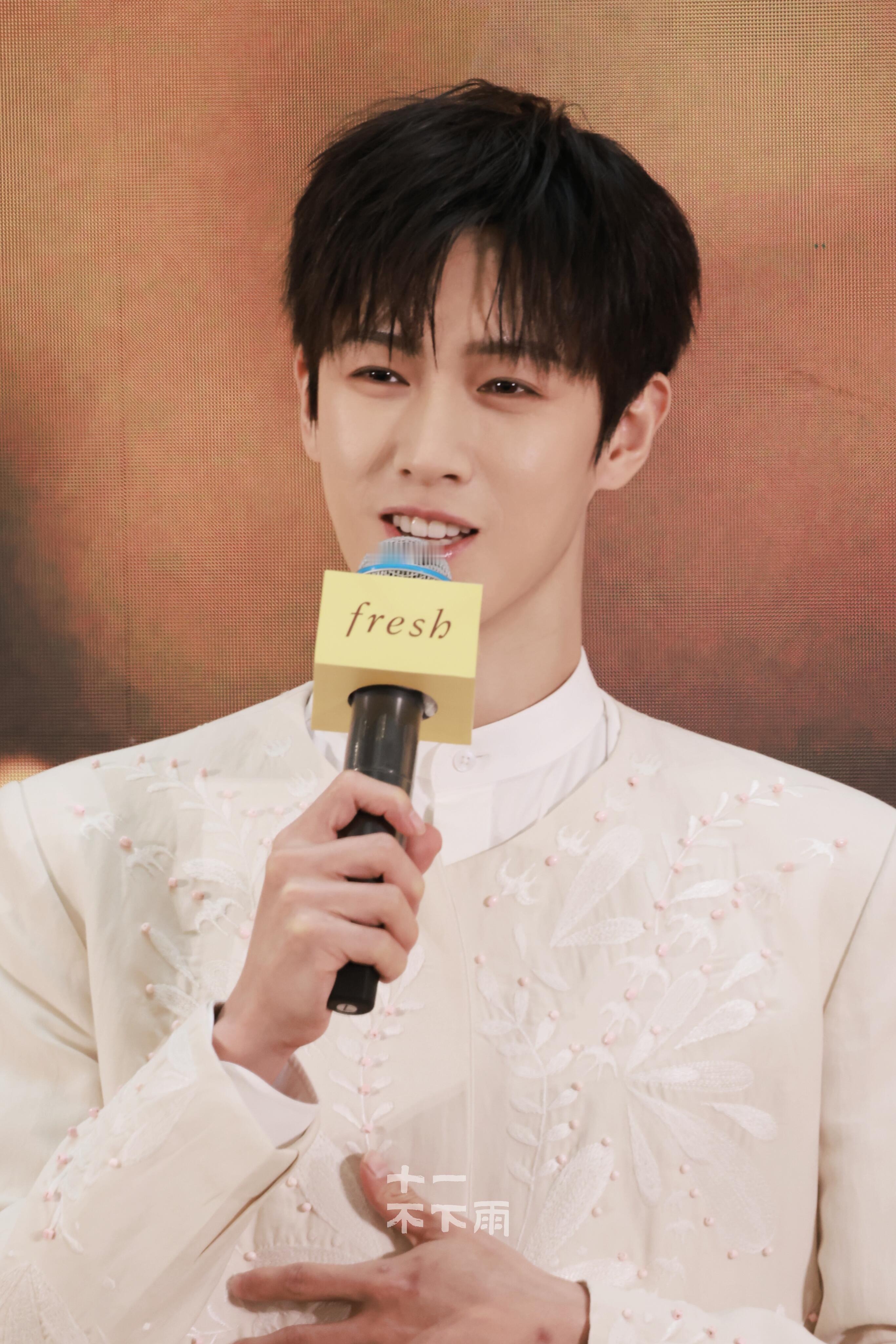 李昀锐今日线下活动生图，白马王子具象化👑 