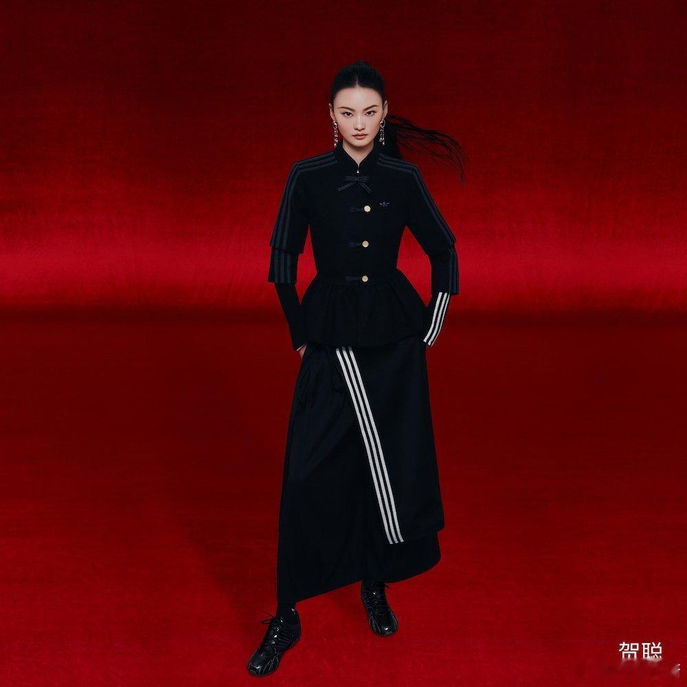 模登日记 贺聪演绎新中式运动风 盘扣立领，暗金点缀，衣袂飘然如水墨丹青。  “疏