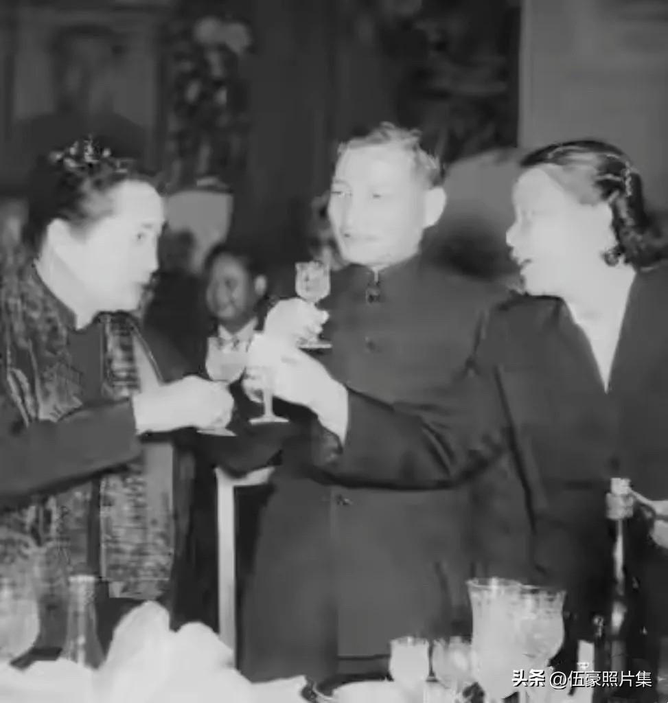 1954年11月7日晚，北京举行庆祝十月革命37周年暨《中苏友好同盟互助条约》签