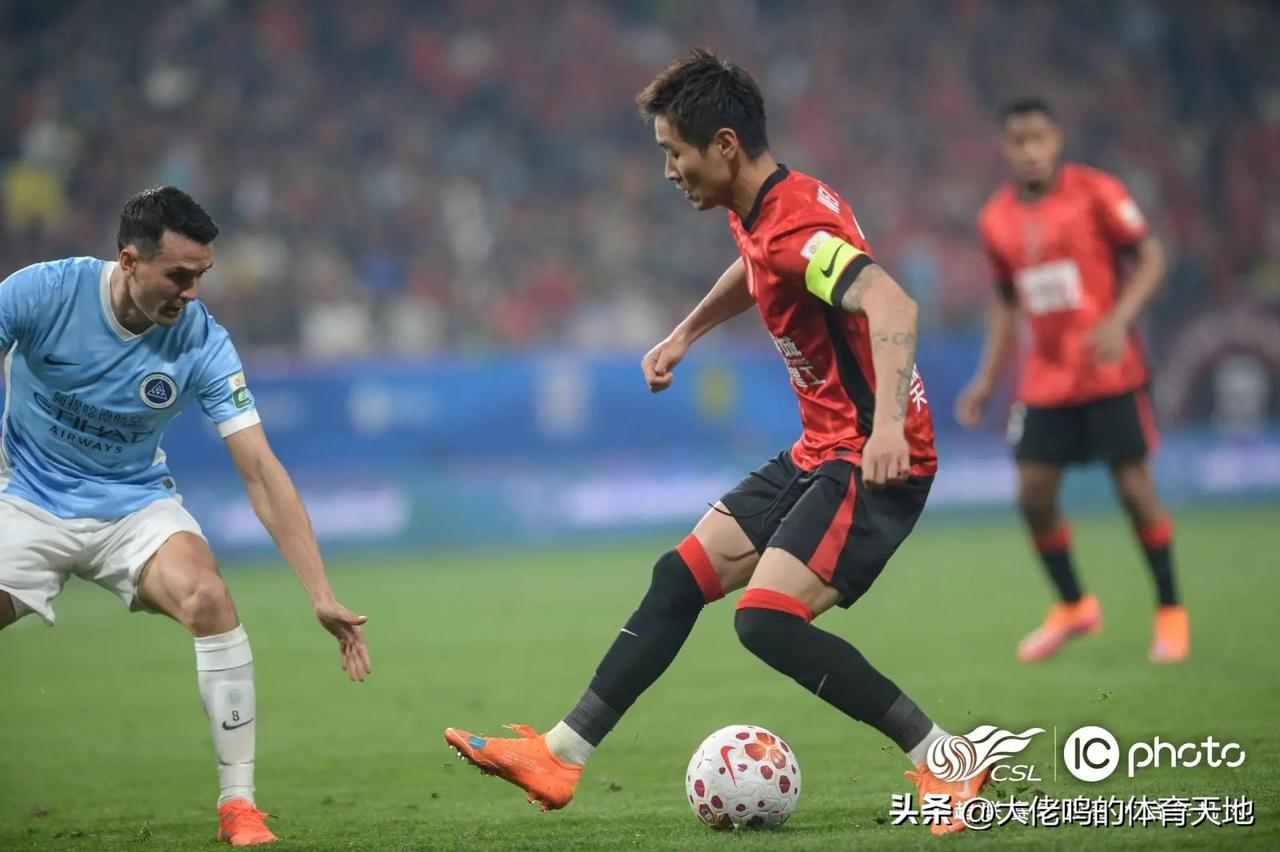 成都蓉城5比1深圳新鹏城新赛季中超就此拉开帷幕！成都球市依然火爆让人羡慕，首轮比