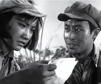 一个18岁的姑娘姜达泉，眼看追兵一脚踹开了家门，她一咬牙，跳上炕，挨着那个满头是