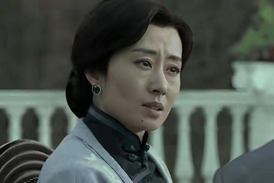 在上海滩这地方，谁是谁的人，心里都得有杆秤，尤其是一九四五年。明家大哥明楼，就是