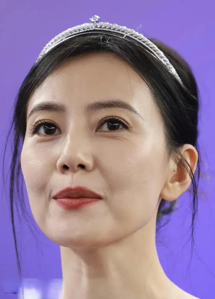 高圆圆，这张老脸越看越觉得美！这是一种骨子里的美！即使有皱纹，有自然衰老的痕迹，