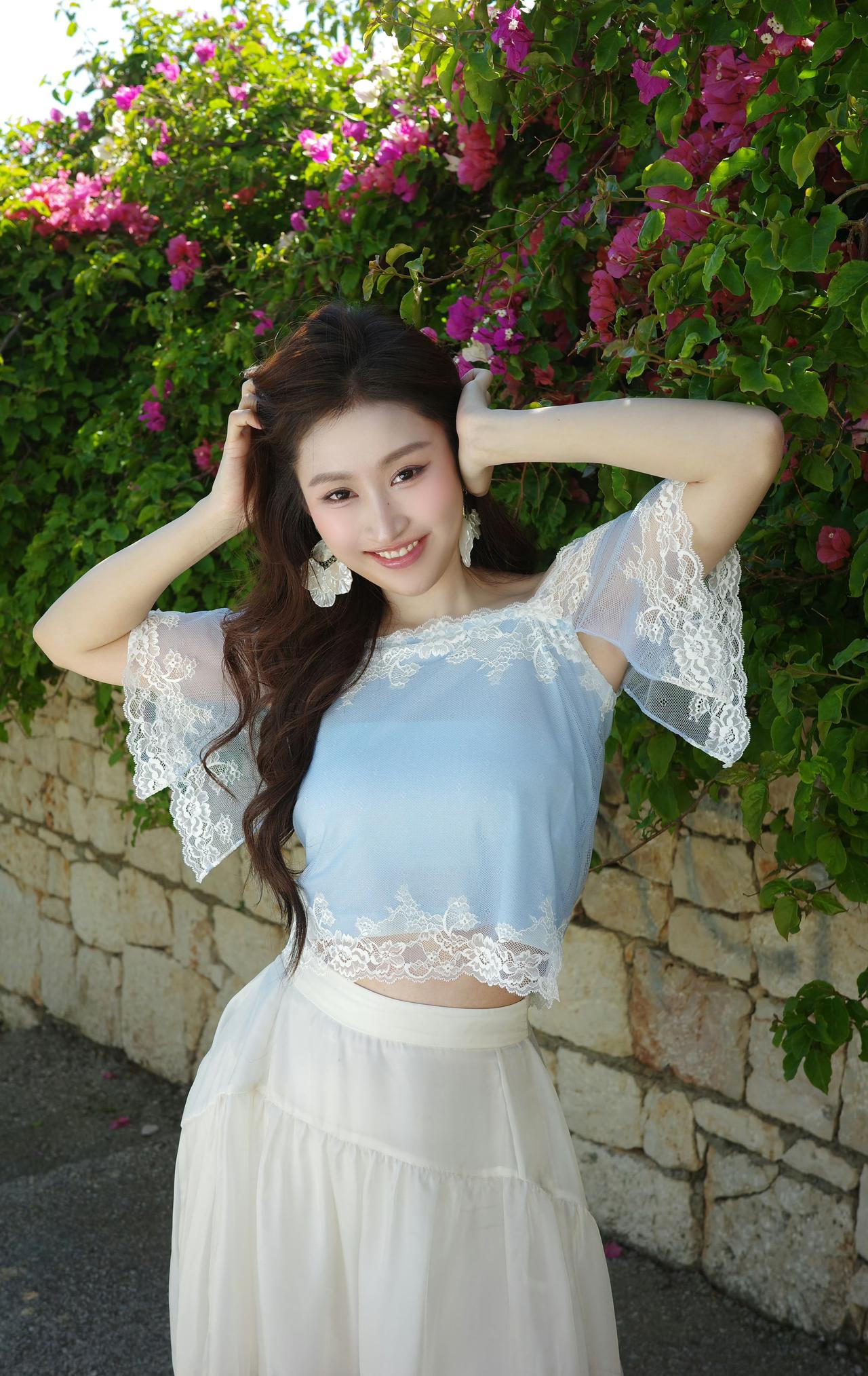 她是春天写给世界的情书，明媚、纯粹，让人心动不已。
