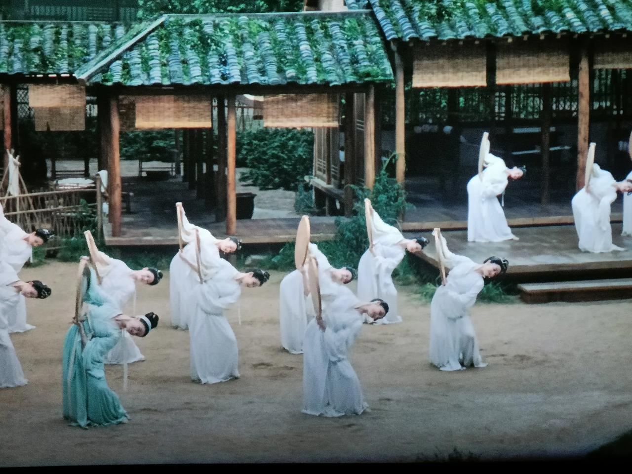 电影《只此青绿》通过多种艺术手法和叙事技巧，深刻而细腻地表达了其核心思想。以下是